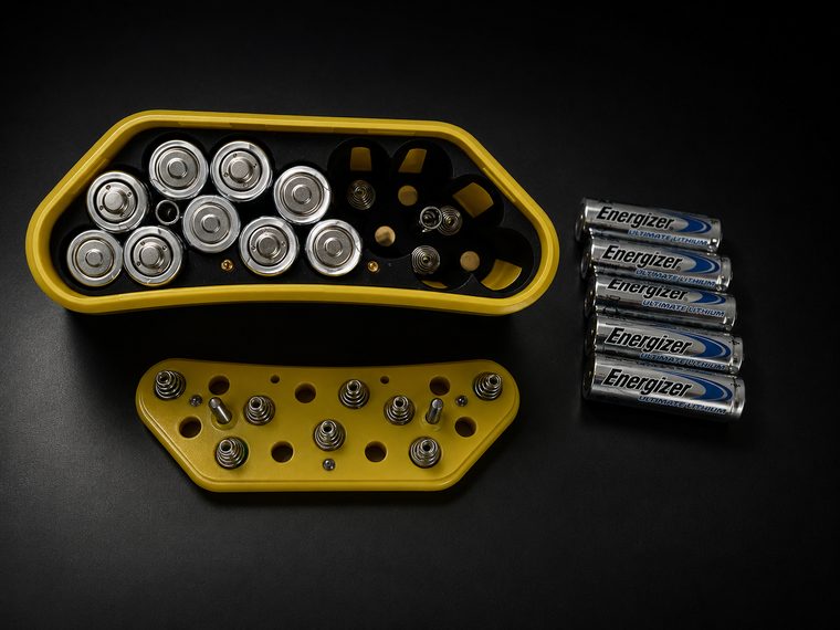 Primärzellen-Pack: Energizer L91 (AA) und die gefederte Kontaktplatte für den werkzeuglosen Zellenwechsel