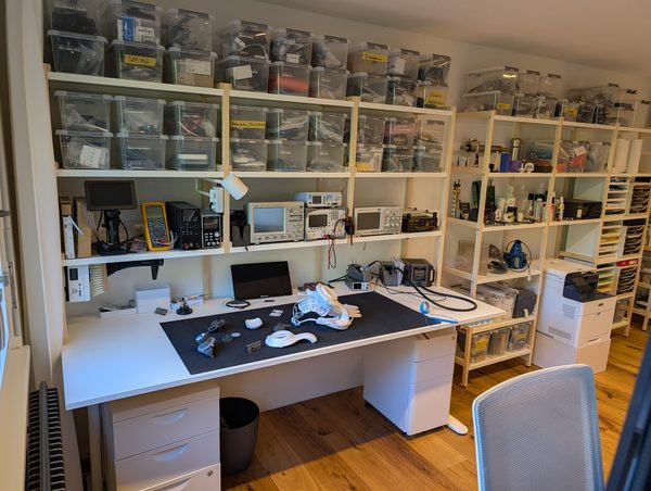 Gut ausgerüstete Arbeitsplätze — zuhause statt im Grossraumbüro.