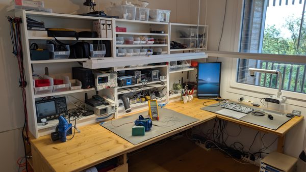 Voll ausgestatteter Elektronik-Messplatz.