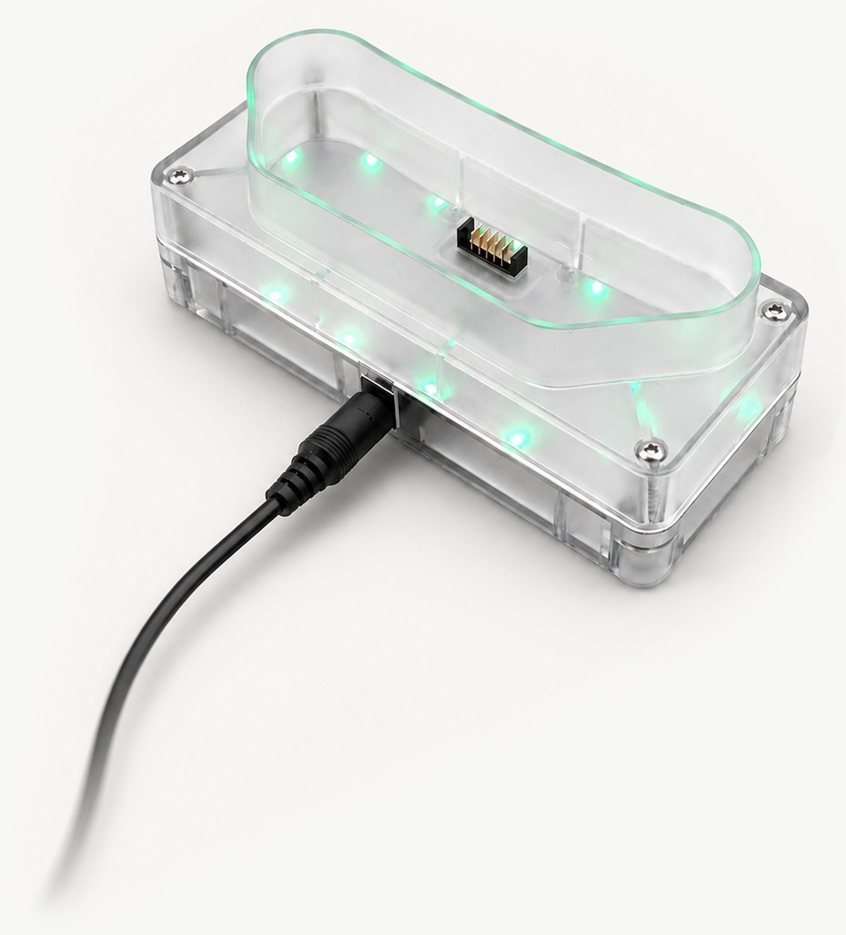 Fertiges NEVO-Gerät im transparenten Gehäuse mit leuchtender Elektronik — Mechanik, Elektronik und Software als gelöstes Gesamtprodukt